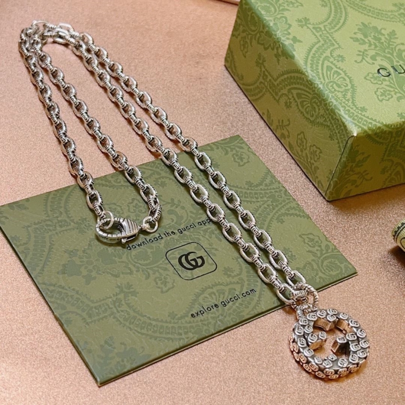 G*u*i necklaces